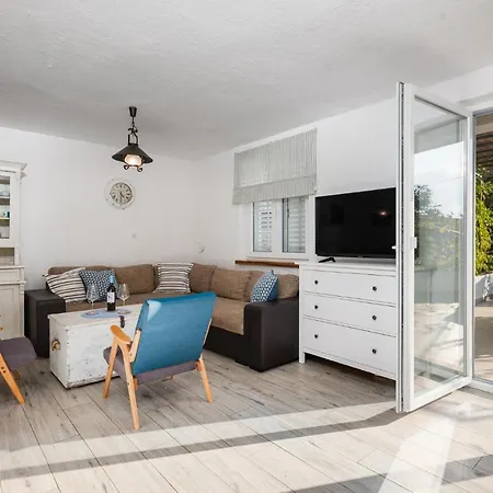 Stunning In With 4 Bedrooms And Wifi Dom wakacyjny Pinezići