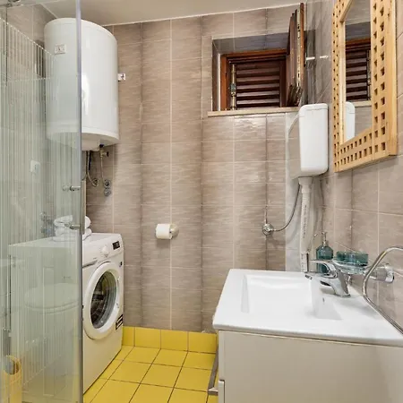 Stunning In With 4 Bedrooms And Wifi Dom wakacyjny Pinezići