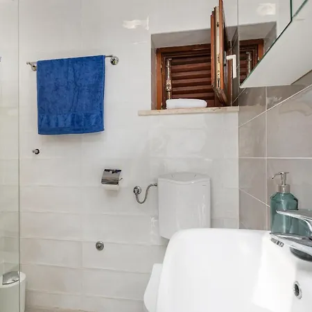 Stunning In With 4 Bedrooms And Wifi Dom wakacyjny Pinezići